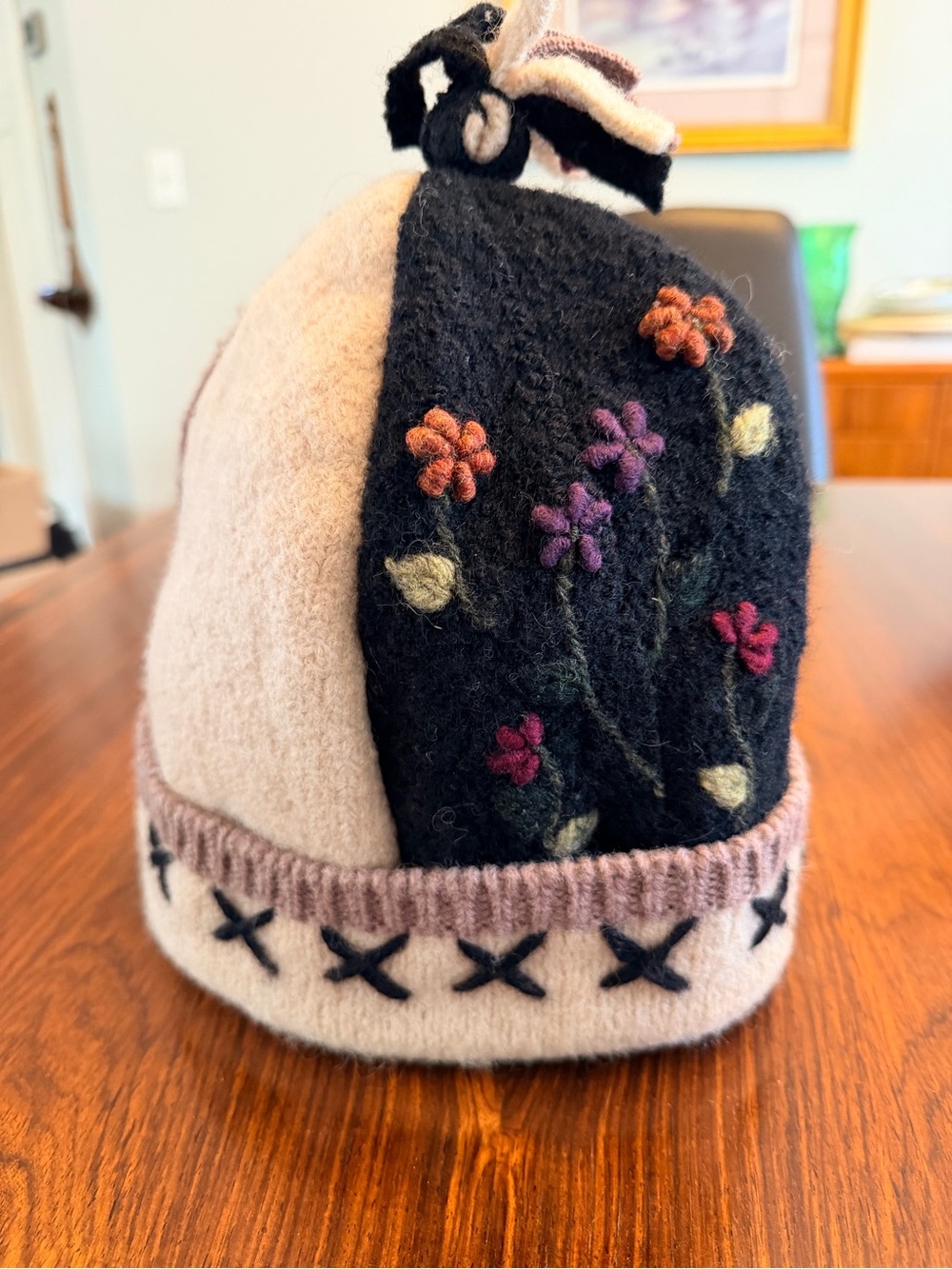 Women’s Wool with soft Felt lining Winter Cloche Hat Boho Floral Embroidery NWOT